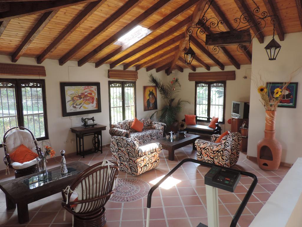 Oak Tree House Guest House กัวตาเป ภายนอก รูปภาพ